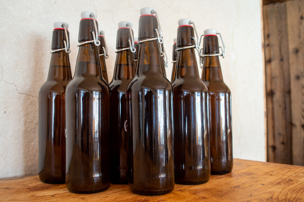 La Vardaf conditionne ses bières dans des bouteilles 50cl à fermeture mécanique, consignées pour réemploi.